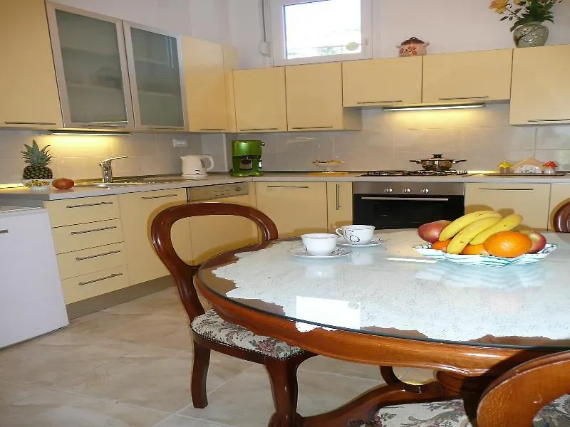 Apartments Sanjin Split 3*,